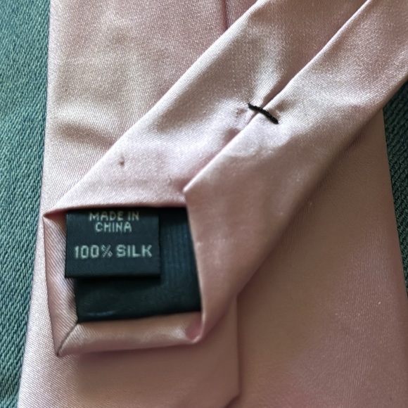 Saddlebred 100% silk‎ pink men’s tie 3 1/4” width - Picture 5 of 5